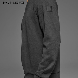 Sweat-shirt ras du cou texturé personnalisé pour homme, teinture à faible impact, mélange de coton recyclé, patch sur le bras gauche pour une performance optimale en superposition - Product Image 3