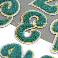 Lettres Chenille Bleu Paon en Style Fantaisie Cursive Avec Patches de Contour Doré Fer sur le Dos Avec de la Colle pour Chapeau Hoodies Sacs