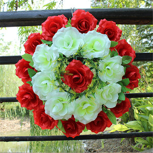 Couronne de fleurs artificielles en tissu bon marché, couronne de roses ouvertes pour la décoration funéraire de Pâques - Product Image 3