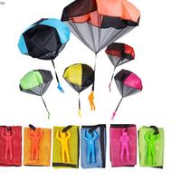Nouveau design d'extérieur pour enfants jeu de lancer à la main soldat en plastique homme mini parachutiste jouet de parachute volant pour enfants