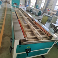 Machine d'extrusion de profilés plastiques WPC pour panneaux de plafond en PVC brillants, panneaux muraux et plaques de décoration intérieure en bois