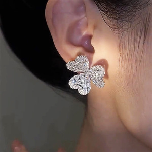 Orecchini a Perno a Forma di Trifoglio Fresco per Donne, Accessori per Orecchie da Indossare Ogni Giorno, per Outfit Casual e Regalo - Product Image 5