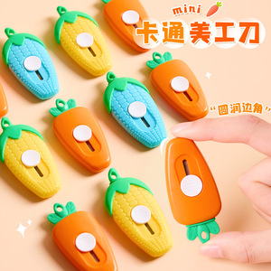 Cuchillo Multiusos Mini Cartoon con Diseño de Zanahoria y Maíz, Portátil y Afilado para Abrir Embalajes de Regalos - Product Image 1