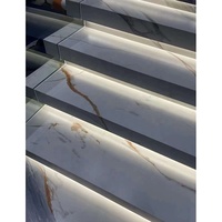 Carreaux de sol en porcelaine aspect marbre blanc poli, design personnalisé, marches et contremarches d'escalier en pierre frittée mate