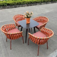 Ensemble de salle à manger d'extérieur moderne et minimaliste avec chaise en corde tressée à cadre en aluminium épais, siège en éponge et table rectangulaire à plateau en marbre pour patios