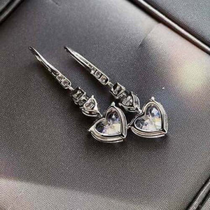 Orecchini pendenti a forma di cuore con cristalli per donna, tono argento, accessori romantici per feste e uso quotidiano - Product Image 4