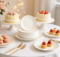Assiettes jetables en plastique blanches rondes de haute qualité avec bord doré pour fêtes, mariages, banquets et anniversaires (vente en gros)