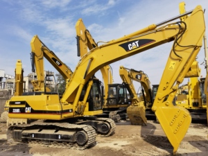 Excavatrice sur chenilles hydraulique Caterpillar d'occasion en excellent état, modèles 320BL, 320D, 325, disponible à Shanghai - Product Image 3