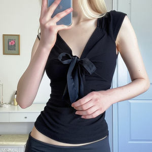 Camiseta negra de manga corta con cuello en V y lazo para mujer, top corto ajustado de verano estilo europeo americano - Product Image 4