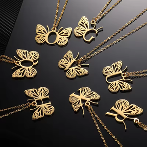 Collar con Colgante de Acero Inoxidable con Letra Inicial de la A a la Z, Diseño de Ala de Mariposa Calada en Oro PVD de 18k - Product Image 1