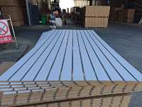 Panneaux MDF modernes rainurés et sablés E1 pour présentoirs de magasin
