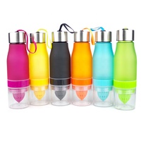 650ML Gel Coloré de Marque Privée SANS BPA Citron H2O En Plastique Fruits Infuseur Bouteille D'eau Avec Poignée De Corde