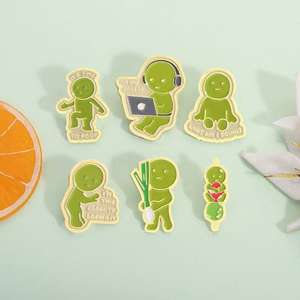 Venta al por mayor de moda SMISKI muñeca de dibujos animados alfileres de esmalte suave lindo esquina pequeña persona estilo Metal Pin insignia fundición al por mayor moda - Product Image 1