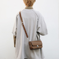 Sac messager classique en PU léger et portable pour homme, avec fermoir en D, couleur unie, à rabat, sac bandoulière pour le travail quotidien et les loisirs