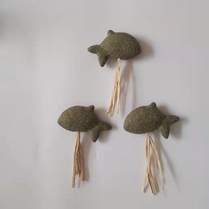 Juguete de hierba gatera Natural de gran venta, juguetes para masticar gatos de seguridad en múltiples formas, juguete interactivo para gatos Silvervine Matatabi con pluma de rafia - Product Image 4
