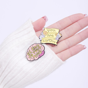 Serie de letras esmaltadas al por mayor, insignia de esmalte duro con forma de margarita fresca, personalizada OEM, accesorio de joyería de moda - Product Image 2