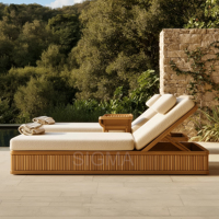 Canapé individuel de luxe en teck avec détails côtelés verticaux, fauteuil d'extérieur imperméable en tissu bouclé moderne pour terrasse de piscine