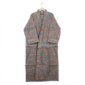 Chaqueta Kimono Elegante para Mujer, Hecha a Mano, 100% Algodón Puro, Acolchada, con Estampado Floral y Bordados - Product Image 1