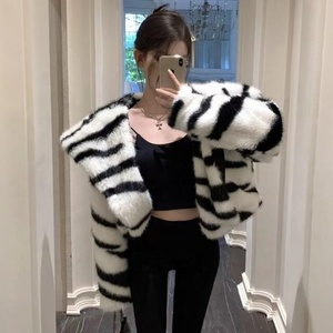 <span class=keywords><strong>Cappotto</strong></span> in Ecopelliccia con Collo Blu Navy, Motivo Zebrato <span class=keywords><strong>Bianco</strong></span> e Nero, per Donna, Autunno Inverno - Product Image 2