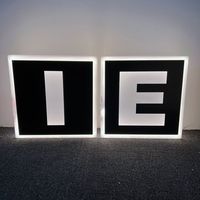 Panneau lumineux LED en acrylique rechargeable personnalisable avec logo, idéal pour bars, discothèques, événements et présentoirs.