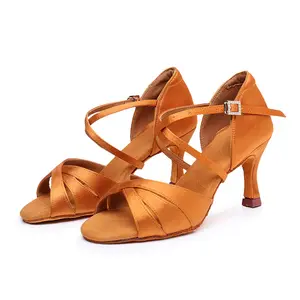 New arrival ballroom dance shoes tamanho 11 tan cetim cor mulheres ballroom dance shoe grandes tamanhos/sapatos de dança latina