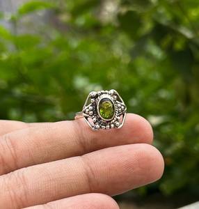 Bague Boho Chic en argent sterling 925 avec péridot naturel taille poire diamant Vintage cadre de lunette fait main pour les fêtes de mariage - Product Image 2