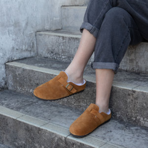 Sabots en daim d'hiver personnalisés en gros pour femmes, garde au chaud, mules d'hiver en vraie <span class=keywords><strong>laine</strong></span>, pantoufles confortables, chaussures en peluche - Product Image 4