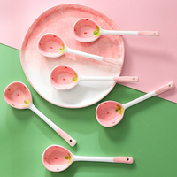 Fournitures de cuisine alimentaire mignon Style coréen japonais grand rond rose fraise en céramique soupe de nouilles avec trou profond Long manche cuillère