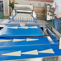 Ligne de production industrielle de croissants à grande échelle, machine automatique de fabrication et de façonnage de pain croissant à haute capacité