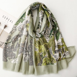 Bufanda <span class=keywords><strong>grande</strong></span> con estampado floral 2025 al por mayor pañuelo de lujo chales de poliéster 180*88cm diseños personalizados chal <span class=keywords><strong>Foulard</strong></span> para mujer - Product Image 6