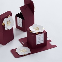 Boîtes à dragées bordeaux avec décoration florale pour mariage, fête nuptiale, baptême, anniversaire et célébration.