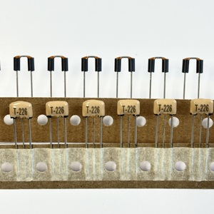 Trung Quốc Quảng Đông nguồn nhà sản xuất EMI Lọc tụ điện số lượng lớn bán buôn linh kiện từ tính nhà máy trực tiếp - Product Image 2