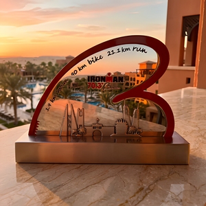 Trophée personnalisé <span class=keywords><strong>de</strong></span> triathlon Bahreïn en métal, motif skyline urbain avec accent rouge, pour événements sportifs au Moyen-Orient - Product Image 6