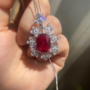 Collar con colgante de piedra roja floral para mujer, cadena elegante, joyería de moda para uso diario - Product Image 1