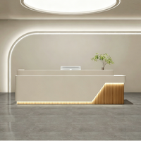 Bureau de réception moderne et minimaliste en crème personnalisé avec éclairage LED pour salon de beauté et boutique