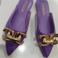Élégantes Claquettes Noires Plates Célèbres Vente en Gros Chaussures Plates Tendance pour Extérieur Été Printemps et Automne Style à la Mode