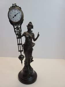 Horloge de table mécanique à <span class=keywords><strong>pendule</strong></span> oscillant de style Diana en laiton antique américain du XVIIe siècle, imitée, 3 jours d'autonomie - Product Image 2