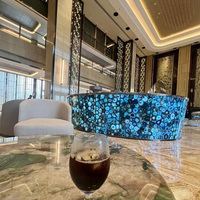 Comptoir de bar d'hôtel de luxe à arc circulaire rétro-éclairé agate en cristal bleu naturel bureau de réception en pierre translucide