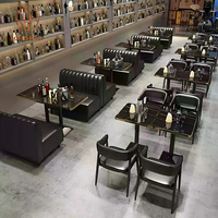 Ensemble de meubles modernes et durables pour café, restaurant, salon de thé : canapés en cuir véritable marron et tables et chaises carrées en marbre