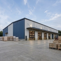 Bâtiment à structure en acier, entrepôt, atelier, hangar avec design personnalisé