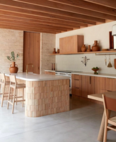 Armoires de cuisine hautes en bois de style moderne îlot en marbre de couleur bois naturel pour cuisinière évier rangement suspendu ton neutre