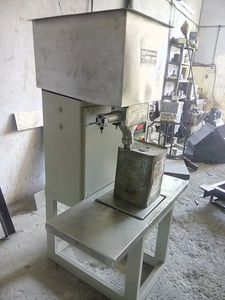 Système de remplissage semi-automatique de fûts de 35 à 50 L, machine de remplissage de liquides par cellule de pesée, unité industrielle pour barils d'huile, haute productivité - Product Image 3