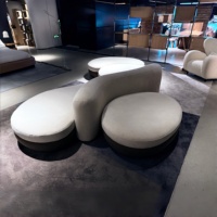 Ensemble de canapés contemporains courbés, meubles de salon modernes avec pieds en bois, tissu en microfibre, trois places, rembourrage en coton, usage hôtelier