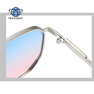 <span class=keywords><strong>Occhiali</strong></span> <span class=keywords><strong>da</strong></span> <span class=keywords><strong>sole</strong></span> di lusso <span class=keywords><strong>da</strong></span> uomo in metallo esagonale 2024 protezione Uv doppio ponte <span class=keywords><strong>occhiali</strong></span> <span class=keywords><strong>da</strong></span> <span class=keywords><strong>sole</strong></span> all'ingrosso - Product Image 6
