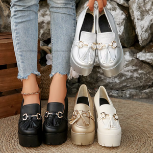 Chaussures à talons hauts pour femmes, petites tailles, avec pompons et décorations métalliques, nouveau style automne, talon épais, grandes tailles, chaussures professionnelles - Product Image 1