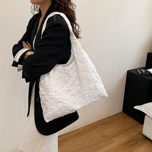 กระเป๋าถือหนังแท้พับได้น้ำหนักเบาสำหรับฤดูร้อนปี 2026 - กระเป๋าสะพายไหล่ลายลูกไม้ดอกไม้สไตล์เรียบง่ายสำหรับผู้หญิง - Product Image 3