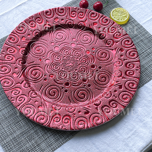 Placas elegantes de lujo personalizadas de 13 pulgadas para boda, roja Decoración de mesa redonda en espiral, placas de cargador de plástico para fiesta de boda - Product Image 3
