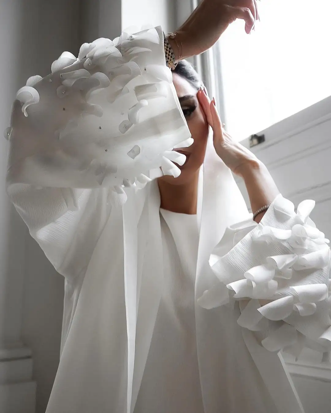 Летнее элегантное платье из белого шелка