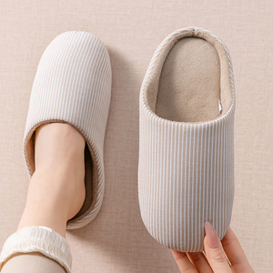 Chaussons d'intérieur confortables de haute qualité, style automne-hiver, avec semelles épaisses antidérapantes, adaptés aux hommes et aux femmes. - Product Image 1