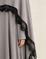 YHE031 Nouvelle Robe Longue Grise Style Cape Abaya avec Bordure en Dentelle Noire pour Femmes Musulmanes – Robe Islamique Quotidienne Premium pour l'Aïd – Vente en Gros et Personnalisation